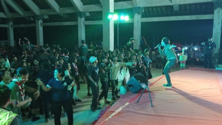 Penyanyi Pop Bali Dewi Pradewi Guncang Panggung Jambore Daerah 2025: Lantunkan ‘Dewi Tresna’ Sebarkan Pesan Kesetiaan di Hadapan Ratusan Pramuka Penggalang