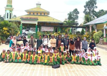 Penuh Semangat Kepramukaan, Peserta Persami MI Arrahman Pajekko Taklukkan Medan Hiking