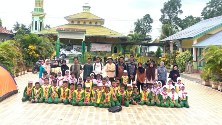 Penuh Semangat Kepramukaan, Peserta Persami MI Arrahman Pajekko Taklukkan Medan Hiking