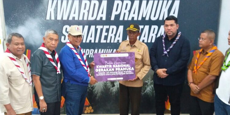 Ketua Kwarnas Serahkan Bantuan Kemanusiaan untuk Korban Bencana Hidrometeorologi di Pulau Sumatera