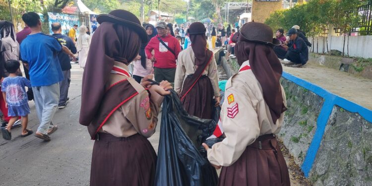 Pramuka Garuda Kwarran Ciawi Gelar Bakti Lingkungan di CFD Kecamatan Ciawi