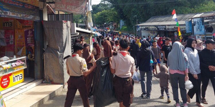 Pramuka Garuda Kwarran Ciawi Gelar Bakti Lingkungan di CFD Kecamatan Ciawi