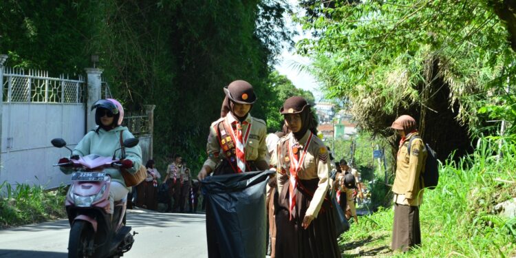Pramuka Garuda Kwarran Ciawi Gelar Bakti Lingkungan di CFD Kecamatan Ciawi