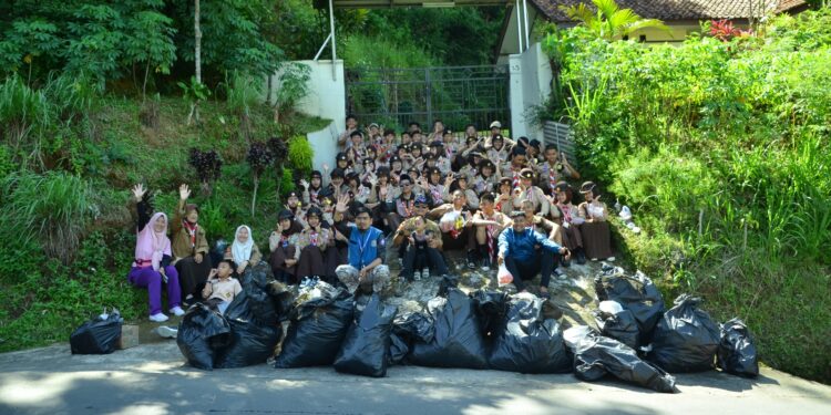 Pramuka Garuda Kwarran Ciawi Gelar Bakti Lingkungan di CFD Kecamatan Ciawi