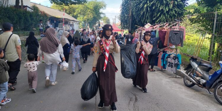 Pramuka Garuda Kwarran Ciawi Gelar Bakti Lingkungan di CFD Kecamatan Ciawi