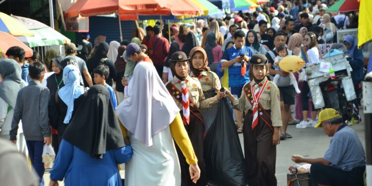 Pramuka Garuda Kwarran Ciawi Gelar Bakti Lingkungan di CFD Kecamatan Ciawi