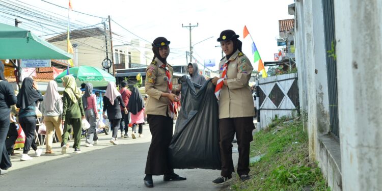 Pramuka Garuda Kwarran Ciawi Gelar Bakti Lingkungan di CFD Kecamatan Ciawi