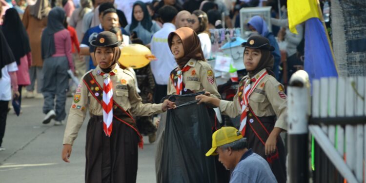 Pramuka Garuda Kwarran Ciawi Gelar Bakti Lingkungan di CFD Kecamatan Ciawi