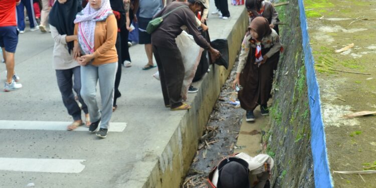 Pramuka Garuda Kwarran Ciawi Gelar Bakti Lingkungan di CFD Kecamatan Ciawi