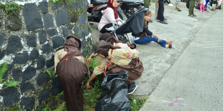 Pramuka Garuda Kwarran Ciawi Gelar Bakti Lingkungan di CFD Kecamatan Ciawi