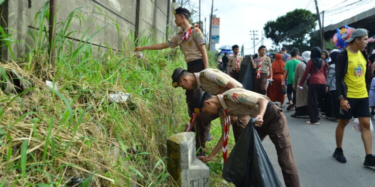 Pramuka Garuda Kwarran Ciawi Gelar Bakti Lingkungan di CFD Kecamatan Ciawi