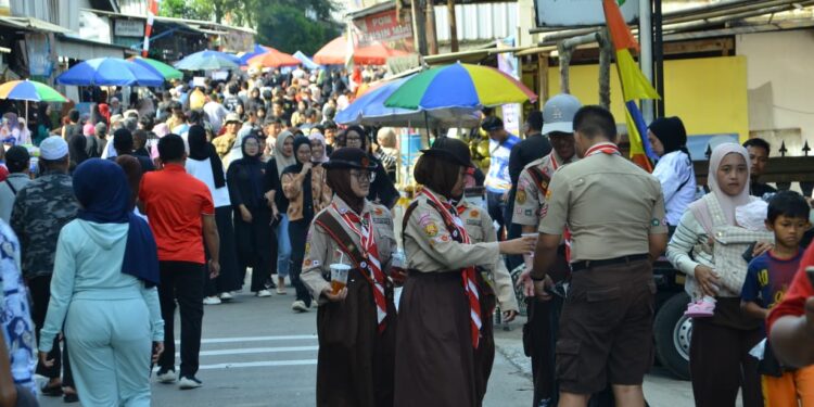 Pramuka Garuda Kwarran Ciawi Gelar Bakti Lingkungan di CFD Kecamatan Ciawi
