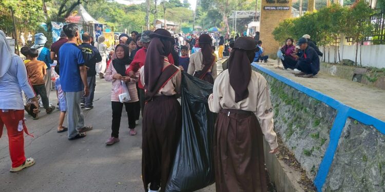 Pramuka Garuda Kwarran Ciawi Gelar Bakti Lingkungan di CFD Kecamatan Ciawi