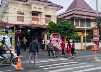 Pos Pam Kartasura Laksanakan Pengamanan Ibadah Natal di Gereja Katolik Santa Maria