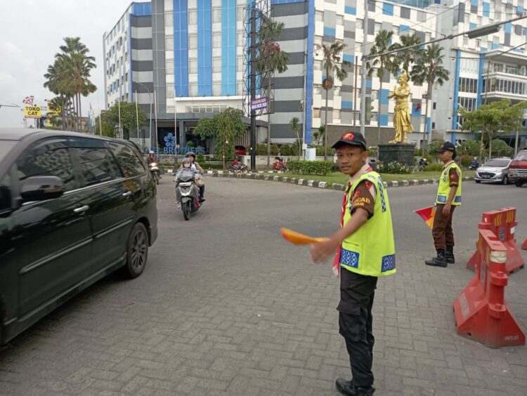 Saka Bhayangkara Bantu Pengaturan Lalu Lintas di Pos Pam Terpadu Pandawa Solo Baru