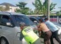 Anggota Saka Bhayangkara Bantu Dorong Mobil Mogok di Pos Pam Terpadu Pandawa Solo Baru