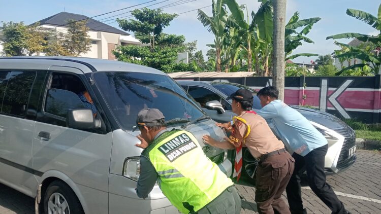 Anggota Saka Bhayangkara Bantu Dorong Mobil Mogok di Pos Pam Terpadu Pandawa Solo Baru