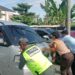 Anggota Saka Bhayangkara Bantu Dorong Mobil Mogok di Pos Pam Terpadu Pandawa Solo Baru