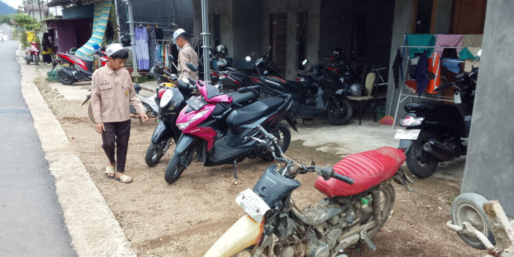 Pramuka MTs Negeri 6 Tabalong Bantu Momen 5 Rajab Mengenang Wafatnya Ulama Kharismatik Syekh KH. Muhammad Zaini Bin Abdul Ghani Al-Banjari dan Isra Mi’raj