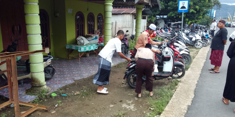 Pramuka MTs Negeri 6 Tabalong Bantu Momen 5 Rajab Mengenang Wafatnya Ulama Kharismatik Syekh KH. Muhammad Zaini Bin Abdul Ghani Al-Banjari dan Isra Mi’raj