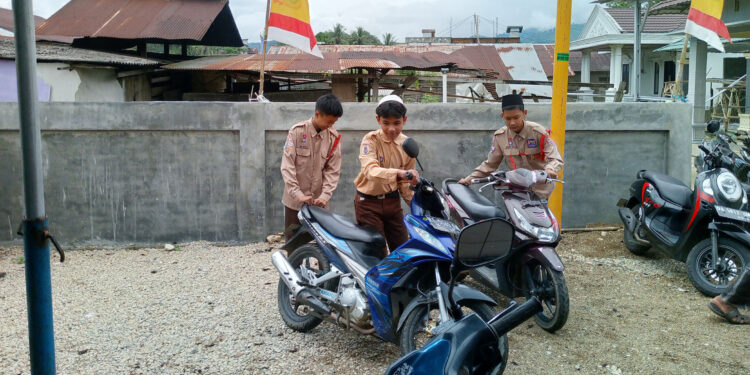 Pramuka MTs Negeri 6 Tabalong Bantu Momen 5 Rajab Mengenang Wafatnya Ulama Kharismatik Syekh KH. Muhammad Zaini Bin Abdul Ghani Al-Banjari dan Isra Mi’raj