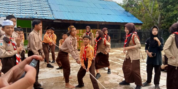 Semangat dan Kebersamaan Gerakan Pramuka Pangkalan MTsN 6 Tabalong Mengawali Latihan Rutin Kepramukaan Mingguan di Semester Genap