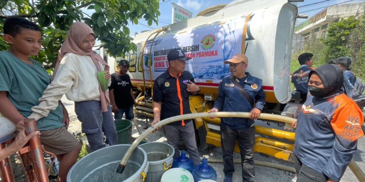 Satgas Pramuka Peduli Sumbar Salurkan 24 Ribu Liter Air Bersih dari Kwarda Jatim