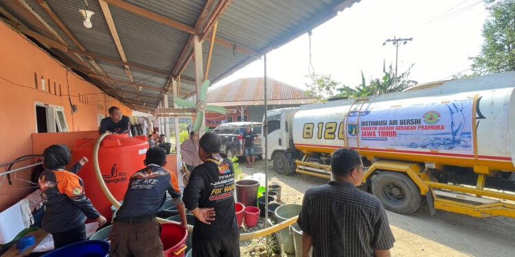 Satgas Pramuka Peduli Sumbar Salurkan 24 Ribu Liter Air Bersih dari Kwarda Jatim