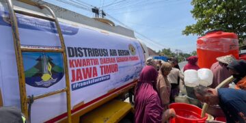 Satgas Pramuka Peduli Sumbar Salurkan 24 Ribu Liter Air Bersih dari Kwarda Jatim