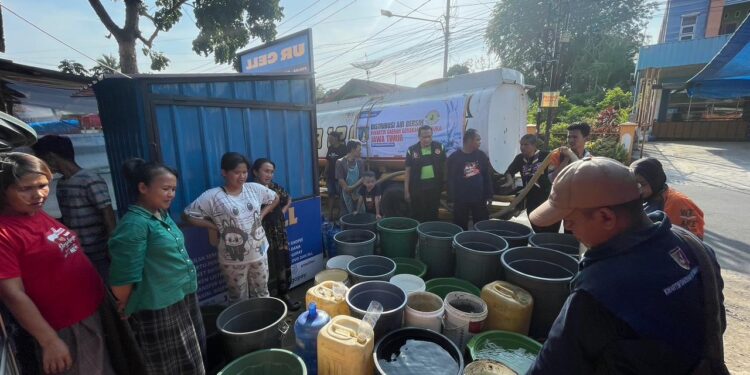 Satgas Pramuka Peduli Sumbar Salurkan 24 Ribu Liter Air Bersih dari Kwarda Jatim