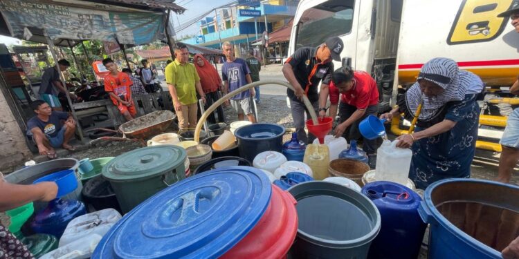 Satgas Pramuka Peduli Sumbar Salurkan 24 Ribu Liter Air Bersih dari Kwarda Jatim