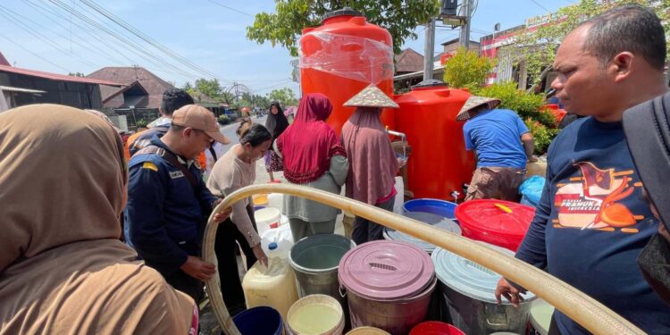 Satgas Pramuka Peduli Sumbar Salurkan 24 Ribu Liter Air Bersih dari Kwarda Jatim
