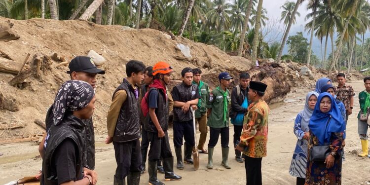 Respon Bencana Sumatra, Relawan Pramuka UIN Palembang Turun ke Masyarakat Terdampak