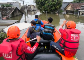 Rintisan Saka Patriot dan Pramuka Peduli Kota Tangerang Bantu Evakuasi Warga Terdampak Banjir