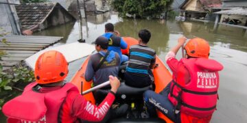 Rintisan Saka Patriot dan Pramuka Peduli Kota Tangerang Bantu Evakuasi Warga Terdampak Banjir