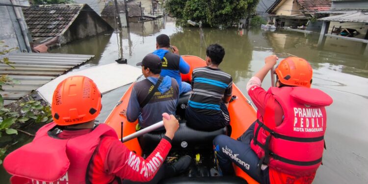Rintisan Saka Patriot dan Pramuka Peduli Kota Tangerang Bantu Evakuasi Warga Terdampak Banjir