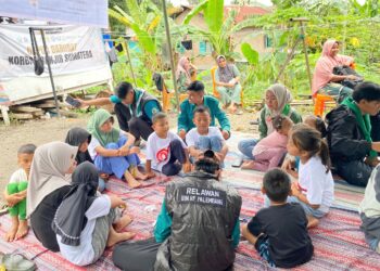 Respon Bencana Sumatra, Relawan Pramuka UIN Palembang Turun ke Masyarakat Terdampak 