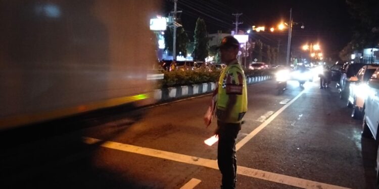 Anggota Pramuka Saka Bhayangkara Pangkalan Polres Sukoharjo Berperan Aktif Ikut Amankan Ibadah Malam Natal 2025