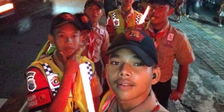Anggota Pramuka Saka Bhayangkara Pangkalan Polres Sukoharjo Berperan Aktif Ikut Amankan Ibadah Malam Natal 2025