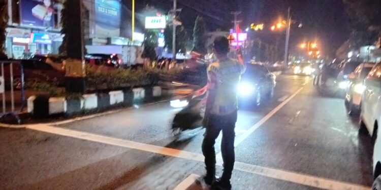 Anggota Pramuka Saka Bhayangkara Pangkalan Polres Sukoharjo Berperan Aktif Ikut Amankan Ibadah Malam Natal 2025