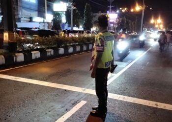 Anggota Pramuka Saka Bhayangkara Pangkalan Polres Sukoharjo Berperan Aktif Ikut Amankan Ibadah Malam Natal 2025