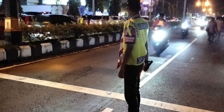 Anggota Pramuka Saka Bhayangkara Pangkalan Polres Sukoharjo Berperan Aktif Ikut Amankan Ibadah Malam Natal 2025