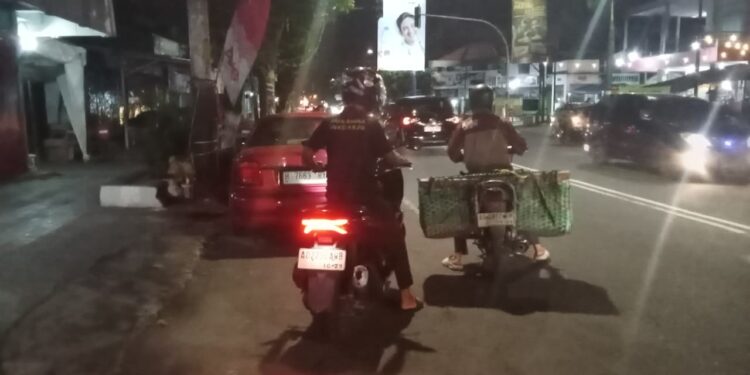 Peduli Sesama, Anggota Saka Bhayangkara Sukoharjo Bantu Pengendara Kehabisan Bensin