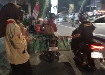 Peduli Sesama, Anggota Saka Bhayangkara Sukoharjo Bantu Pengendara Kehabisan Bensin