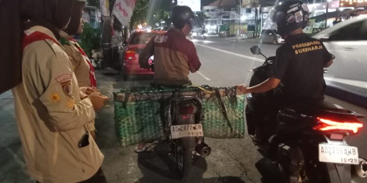 Peduli Sesama, Anggota Saka Bhayangkara Sukoharjo Bantu Pengendara Kehabisan Bensin