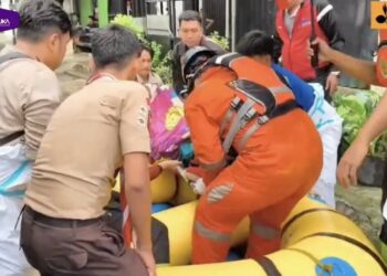 Pramuka Peduli Kota Bekasi Bantu Evakuasi Korban Banjir di Bekasi