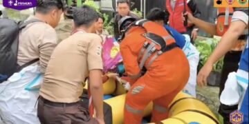 Pramuka Peduli Kota Bekasi Bantu Evakuasi Korban Banjir di Bekasi