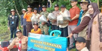 Pramuka Sokaraja Laksanakan Tebar Benih Ikan di Sungai Berem Banjaranyar