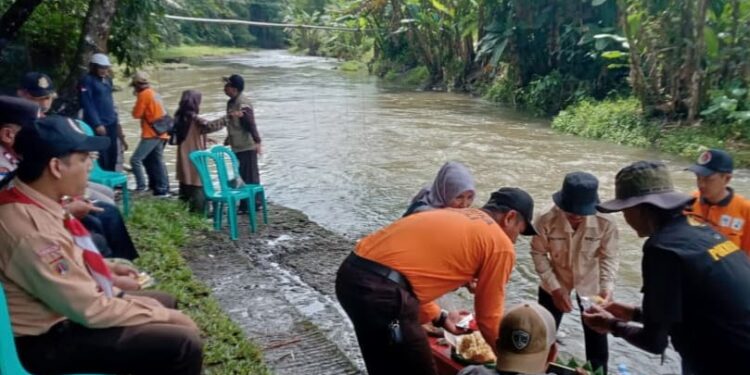 Pramuka Sokaraja Laksanakan Tebar Benih Ikan di Sungai Berem Banjaranyar
