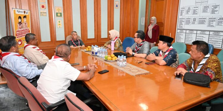 Kwarda Lampung Serahkan Bantuan Bumbung Kemanusiaan Kepada Kwarnas Gerakan Pramuka Untuk Korban Bencana Sumatera